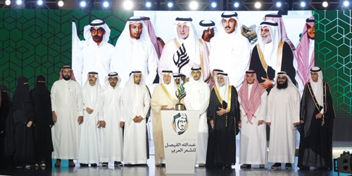  الأمير خالد الفيصل مع الفائزين بالجوائز
