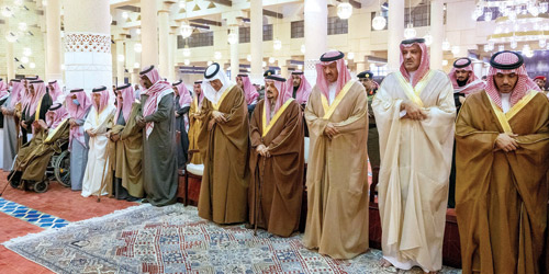 أمير منطقة الرياض يؤدي الصلاة على أحمد السديري 