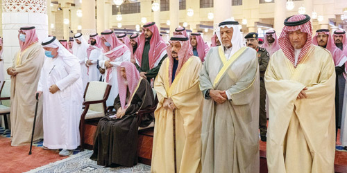 أمير منطقة الرياض يؤدى الصلاة على الأمير فهد بن تركي بن عبدالله 