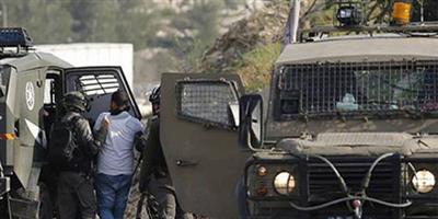 قوات الاحتلال تعتقل ثلاثة فلسطينيين في الضفة الغربية 