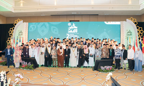  صورة جماعية للمشاركين بالمؤتمر