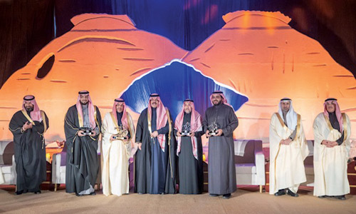  أمير منطقة حائل يسلم جائزة تميز لوكيل الإمارة عادل آل الشيخ