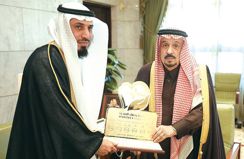 الأمير فيصل بن بندر مستقبلاً رئيس مجلس إدارة جمعية رحماء الصحية