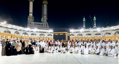 «شؤون الحرمين» تستقبل 100 من المسلمين الجدد لأداء العمرة 