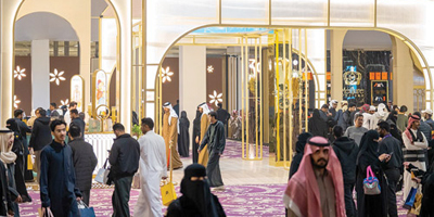 معرض العطور يفوح بالنكهات في «واجهة الرياض» 