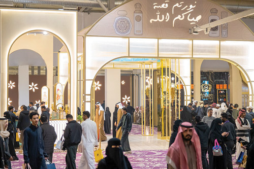 معرض العطور يفوح بالنكهات في «واجهة الرياض» 
