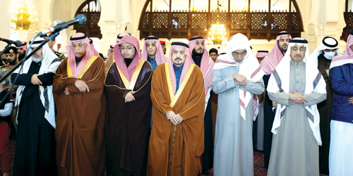 أمير منطقة الرياض يؤدي صلاة الميت على الأمير فيصل بن مقرن بن محمد 
