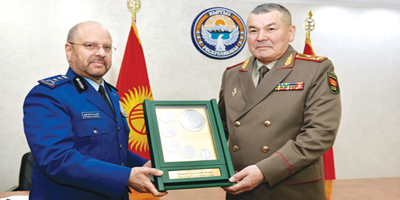 رئيس هيئة الأركان بحث مع وزير الدفاع القيرغيزي التعاون العسكري 