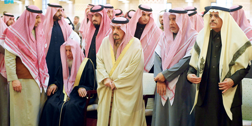 أمير منطقة الرياض يؤدّي الصلاة على والدة الأمير فيصل بن مشاري 