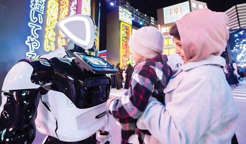 «روبوت» يرحب بزوار «أنمي تاون اليابان» بثلاث لغات 