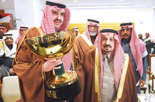 أمير منطقة الرياض متوجا الأمير سعود بن سلمان بكأس خادم الحرمين