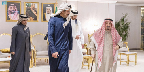 أمير قطر لدى وصوله الرياض والأمير فيصل بن بندر في مقدمة مستقبليه
