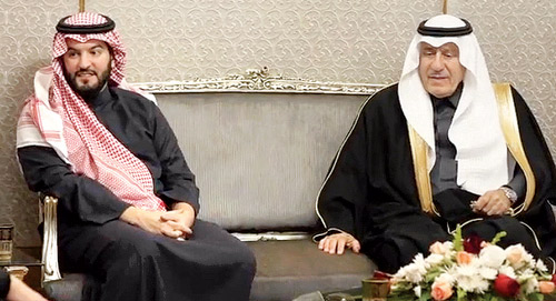 السفير عبدالله الغريري ورئيس الهلال فهد بن نافل في حديث جانبي