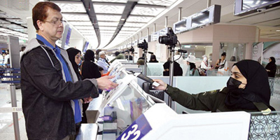جوازات مطارات جدة والرياض والمدينة تستقبل أوائل المستفيدين من تأشيرة الزيارة 