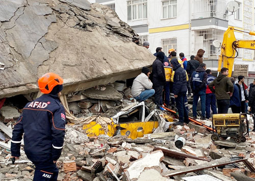 «الصحة العالمية» تتوقع قفزة كبيرة في أعداد القتلى بعد الزلزال المدمر الذي ضرب تركيا وسوريا 