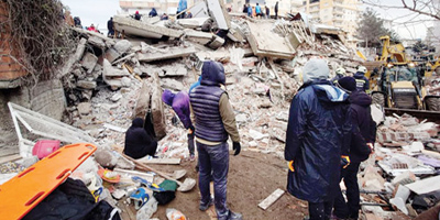 إنقاذ سيدة وطفلين من تحت الأنقاض بعد 228 ساعة على الزلزال في أنطاكيا 