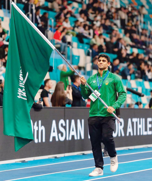 حسين ال حزام يرفع علم السعودية عالياً