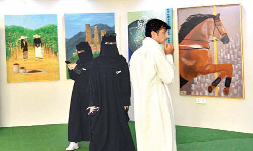  جذب معرض «الفن التشكيلي» زوار مهرجان البن الخولاني السعودي العاشر