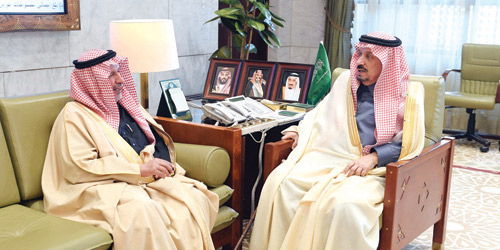 أمير منطقة الرياض مستقبلا المشرف العام على مركز الملك سلمان للإغاثة
