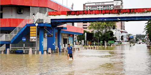 ماليزيا.. الفيضانات تجتاح ولايات عدة وتتسبب في تشريد الآلاف 