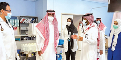 محافظ الجبيل يطلع على الخدمات الصحية بمستشفى الجبيل 