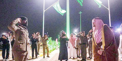 أمير منطقة القصيم يرفع العلم على ساريتي التوحيد والبيرق 