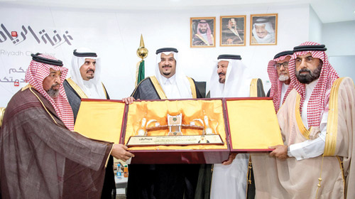 نائب أمير منطقة الرياض يستقبل عدداً من المواطنين بديوان محافظة وادي الدواسر 