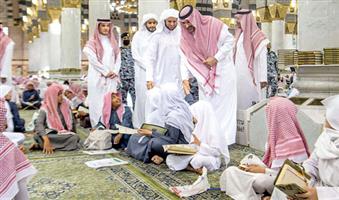 أمير منطقة المدينة يتفقد حلقات القرآن الكريم في رحاب المسجد النبوي 