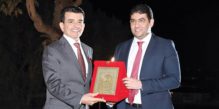  د.سالم المالك يتسلم الجائزة من السيد محمد مهدي بنسعيد وزير الشباب والثقافة المغربي