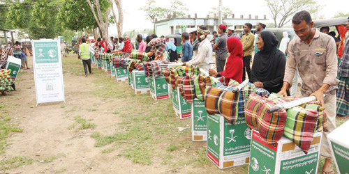 توزيع مساعدات إيوائية في بنجلاديش 