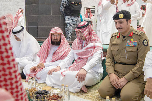  نائب أمير مكة يشارك رجال الأمن طعام الإفطار