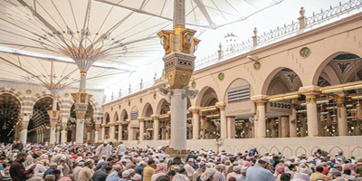جموع المصلين يؤدون صلاة الجمعة في المسجد النبوي 