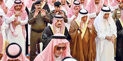 أمير منطقة الرياض يؤدي صلاة الميت على الأمير عبدالرحمن بن عبدالله 