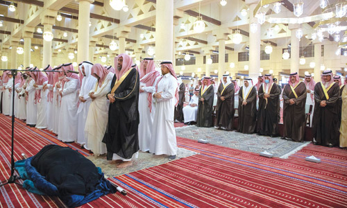 أمير منطقة الرياض يؤدي الصلاة على والدة الأمير منصور بن ناصر 