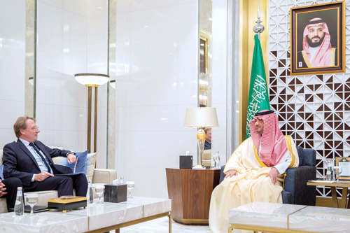  الأمير عبدالعزيز بن سعود مستقبلا سفير فرنسا
