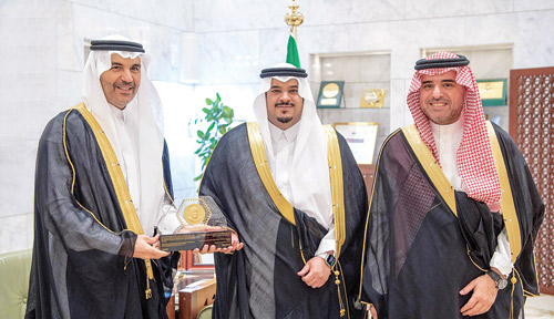 الأمير محمد بن عبدالرحمن مستقبلا قياديي شركة مطارات الرياض