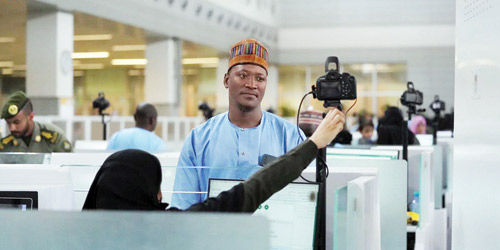 جوازات مطار المؤسس بجدة تستقبل رحلة ضيوف الرحمن من نيجيريا 