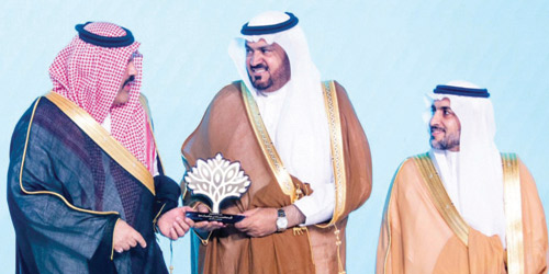 أمير منطقة حائل يكرم رئيس مركز الودي بجائزة سموه للتميز البيئي في نسختها الأولى 