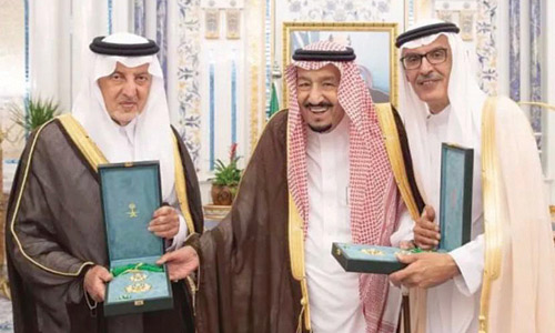  الملك مكرماً بالوسام الأميرين خالد الفيصل وبدر بن عبدالمحسن