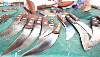 «سَنّ السكاكين» مهنة قديمة تشهدها أسواق جازان الشعبية 