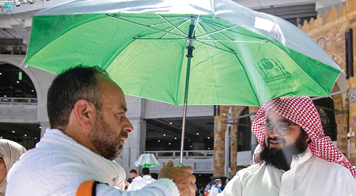 توزيع مظلات شمسية على الحجاج بالمسجد الحرام 