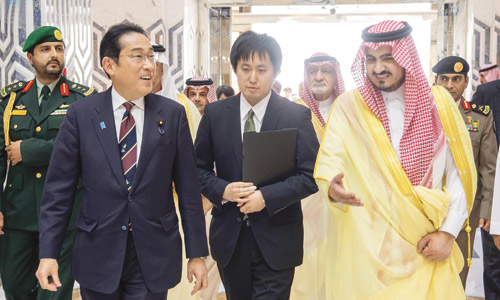رئيس وزراء اليابان يصل إلى جدة 