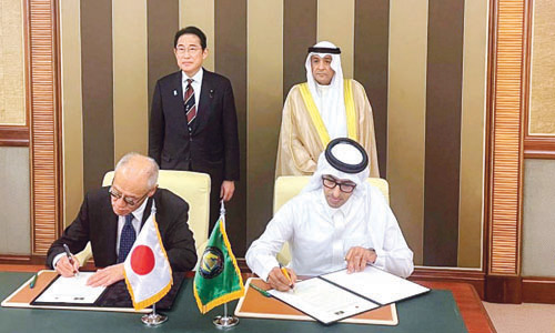 رئيس الوزراء الياباني خلال اجتماعه مع أمين مجلس التعاون في الرياض