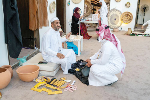 الجناح السعودي يستعرض جودة وأناقة المشلح الحساوي في مهرجان جرش 