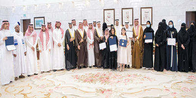 نائب أمير منطقة الرياض يكرم الفائزين والفائزات بجائزة المواطنة المسؤولة 