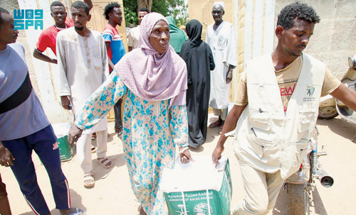 توزيع 16 طنًا من السلال الغذائية للنازحين في السودان 