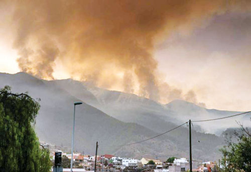 إجلاء سكان في تينيريفي الإسبانية مع استمرار حرائق الغابات 