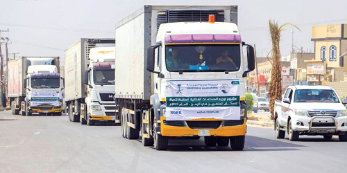 100 شاحنةٍ إغاثيةٍ تصل لليمن مُقدَّمة من مركز الملك سلمان للإغاثة 