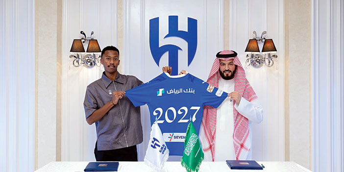  الدوسري يحمل مع فهد بن نافل قميص زعامة الأزرق بعد التوقيع