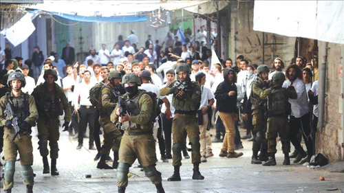 عشرات المستوطنين الإسرائيليين يقتحمون المسجد الأقصى 